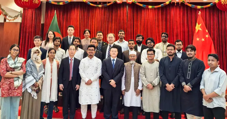 রাষ্ট্রদূতের সঙ্গে ডাকসুর নবনির্বাচিত নেতৃবৃন্দ ও অন্যান্যরা